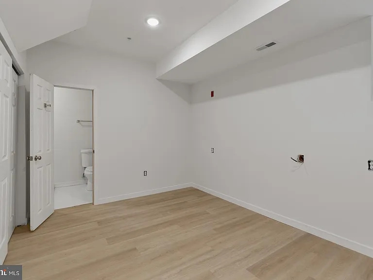 223 S 45th St #1R — Photo 17