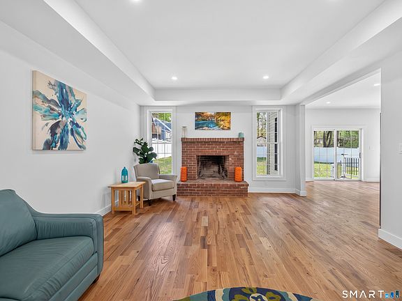 3rd image of 367 South End Road