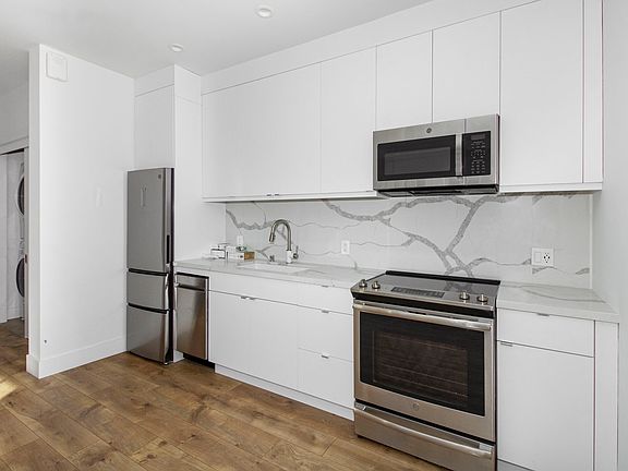 3rd image of 3560 Divisadero St APT 20