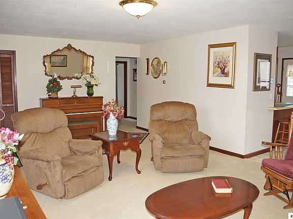 5th image of 102 Rose Ave