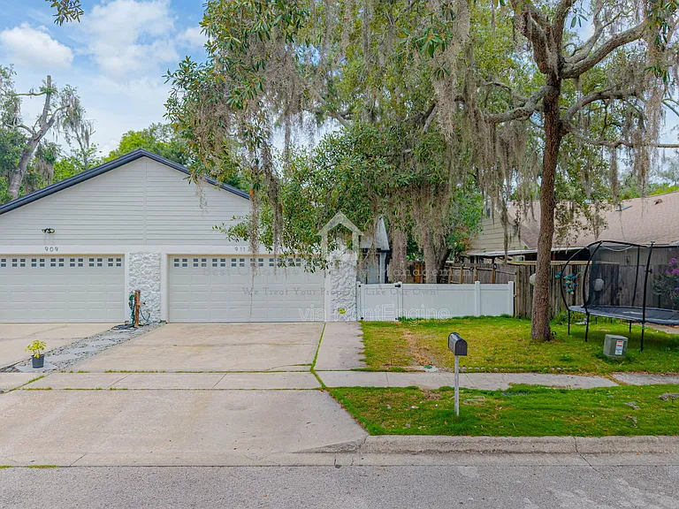 911 Robinhood Ct — Photo 30
