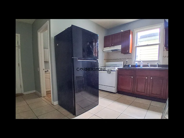 32 Essex St — Photo 7