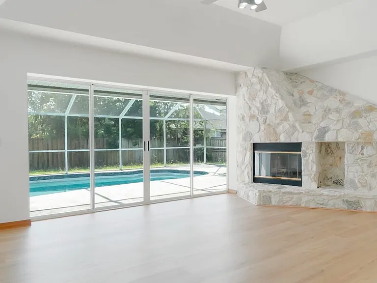 242 SE Duval Ave — Photo 3