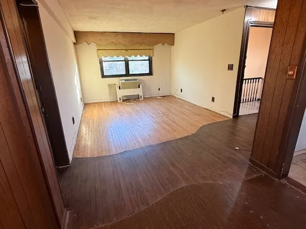 81-09 156th Avenue image 4 of 14