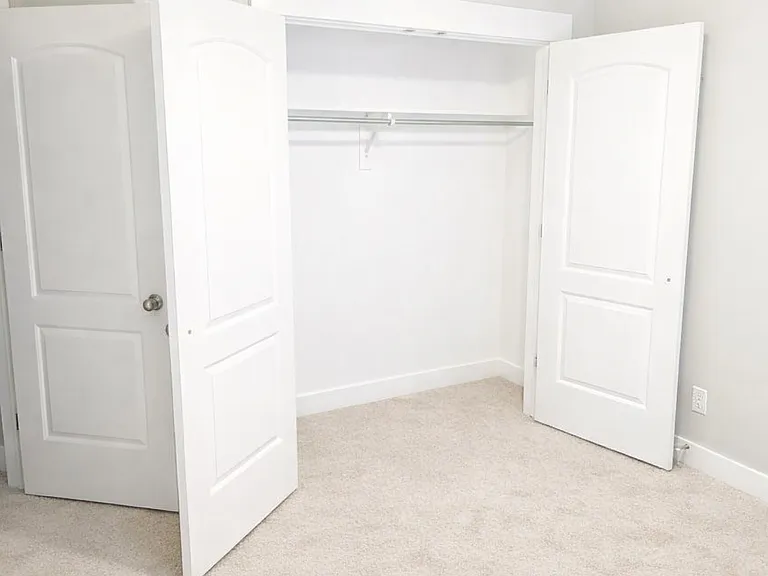 964 S 2040 W — Photo 4