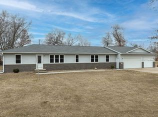 455 Beverly St, Robins, IA 52328