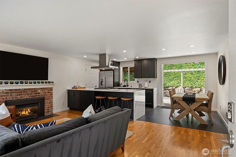 3rd image of 450 Mount Defiance Circle SW