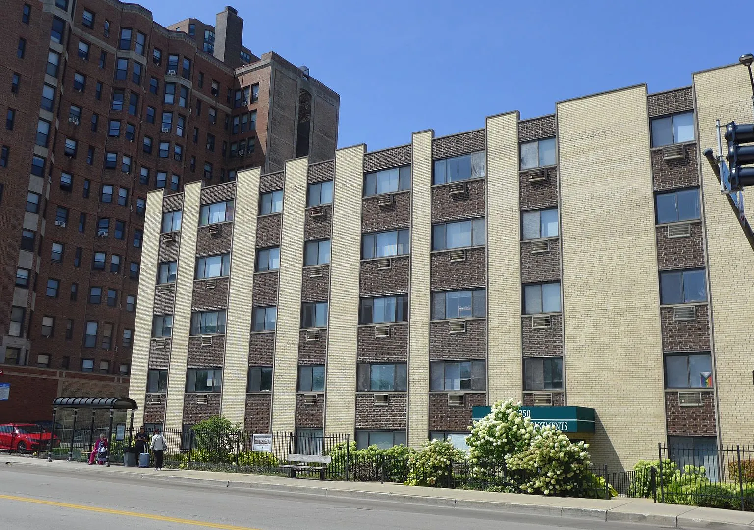 Foster Beach Apartments — Photo 1