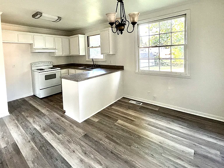812 Perry Dr — Photo 2