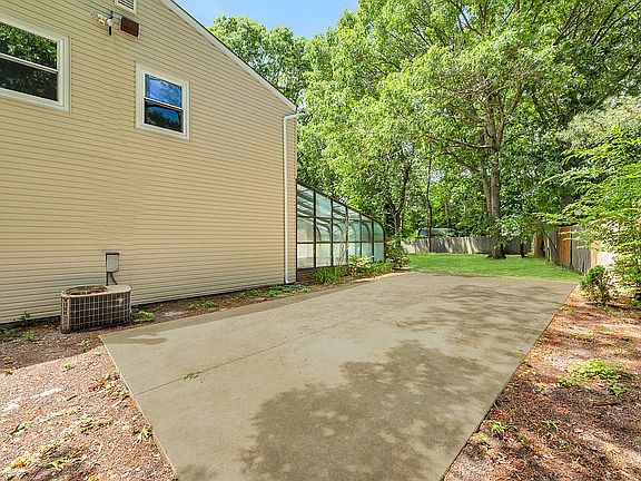 5th image of 15 Northridge Dr