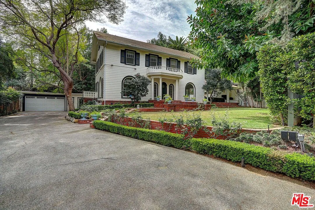 4 bed, 2.5 bath, 4352 sqft, $9,000 — Photo 1