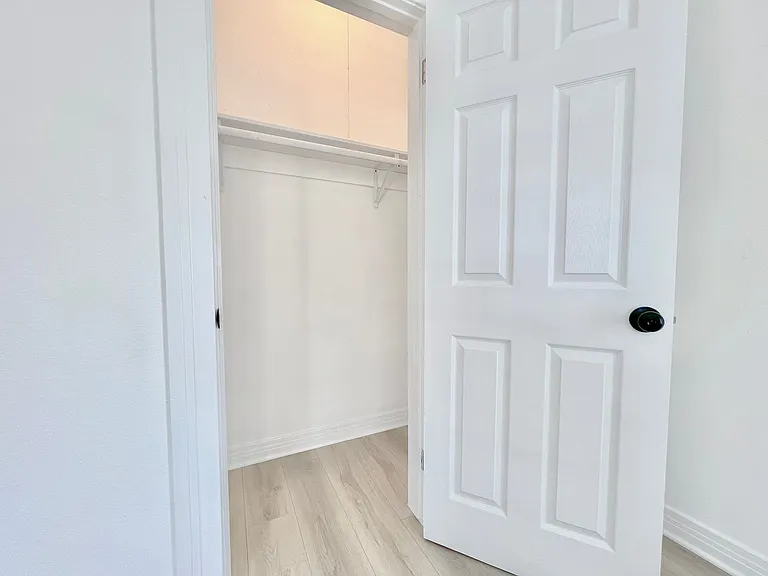 707 W 48th Street — Photo 30