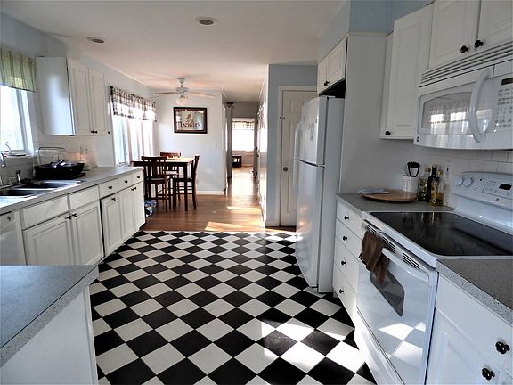 3rd image of 60 Saltaire Ave