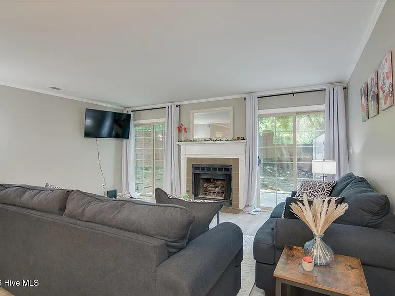 705 Beacon Hill Ln — Photo 3