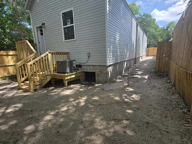 1005 Queen St — Photo 7