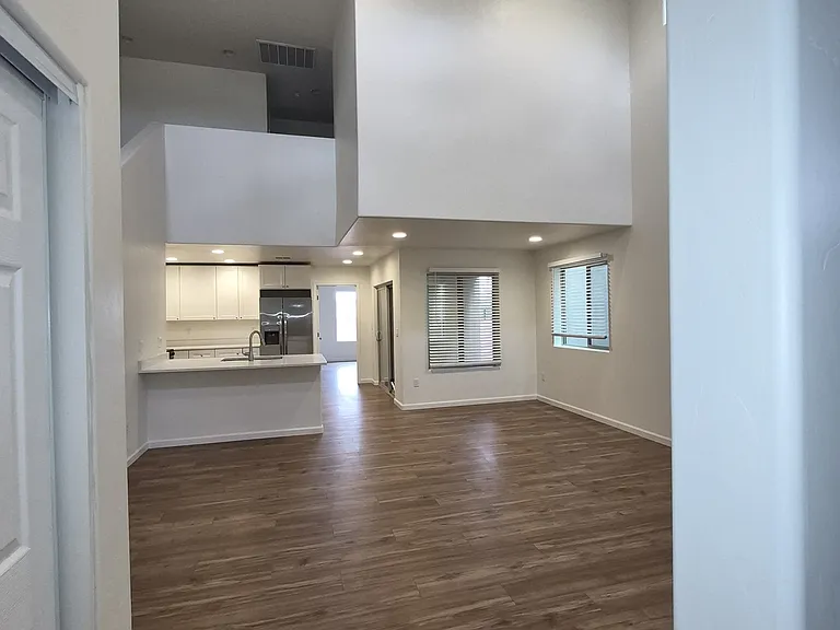 299 N Hasman Dr — Photo 2