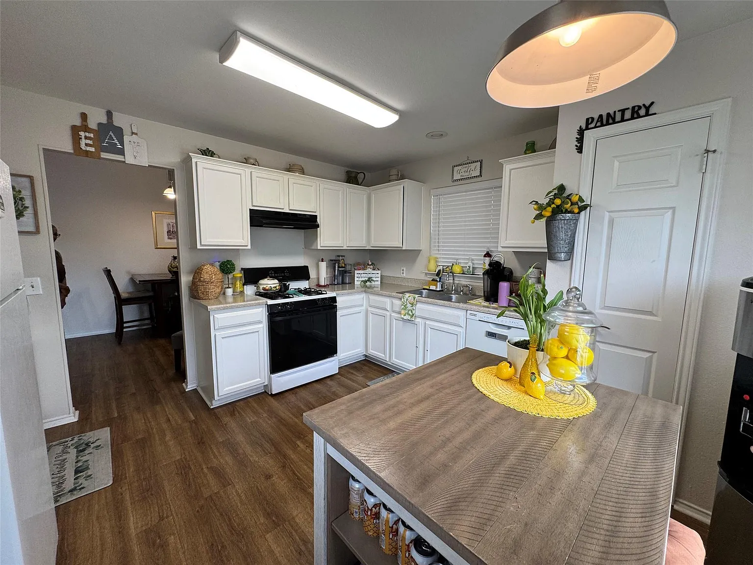 3 bed, 2.0 bath, 1472 sqft, $1,975 — Photo 3