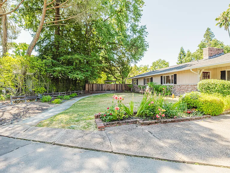 35 Sandra Ct — Photo 4