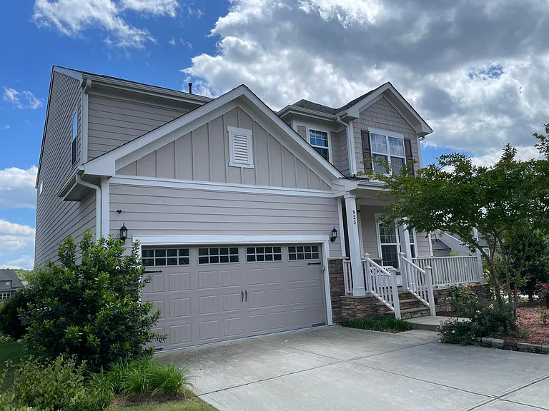 925 Lemster Ln — Photo 2