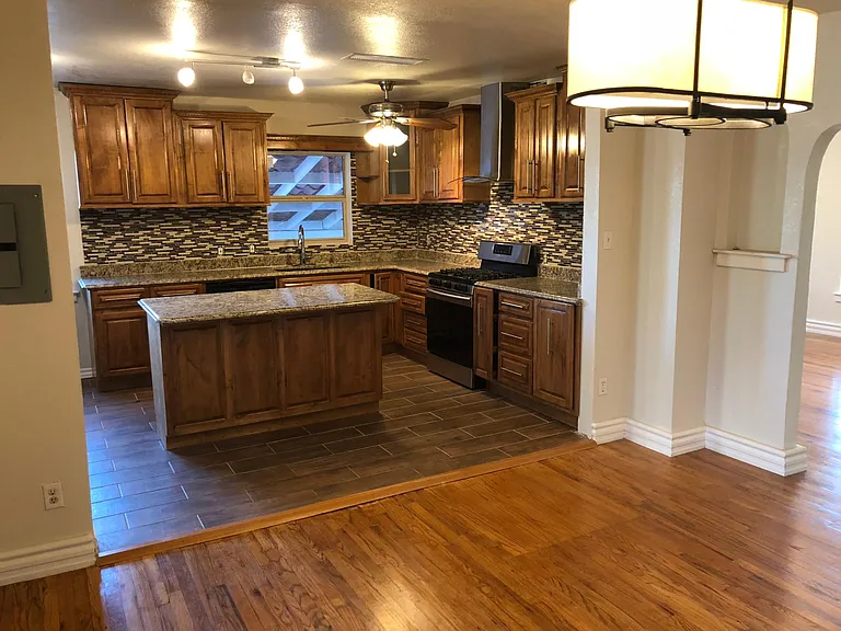 1116 E California Ave — Photo 2