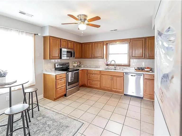 1421 Ash Ct — Photo 4