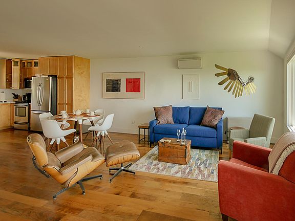 First floor: Living/ dining room, kitchen