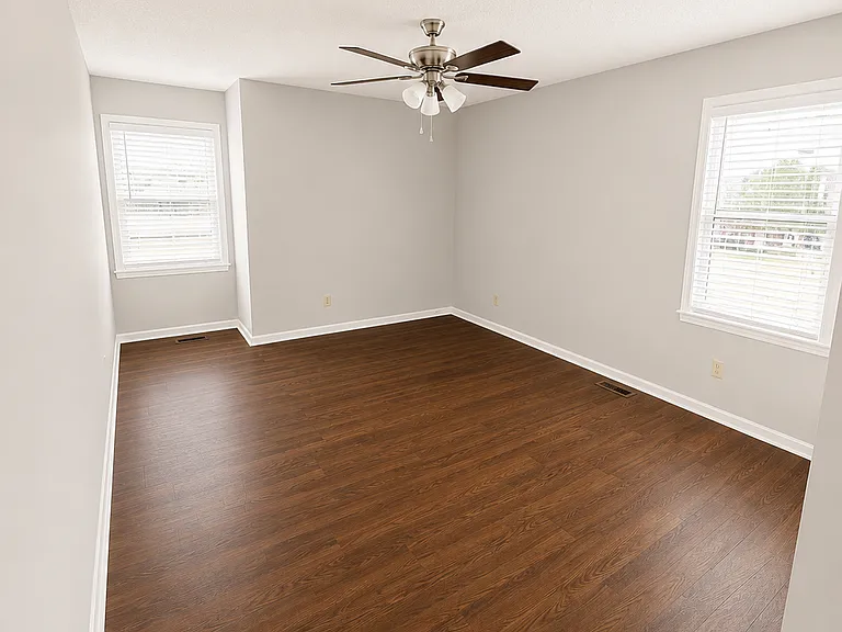 101 Bayview Cir — Photo 16