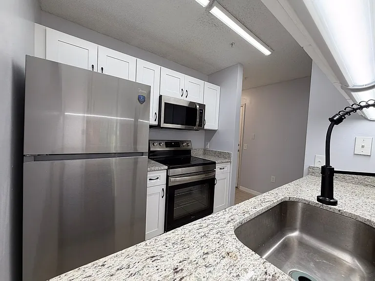 3921 SW 34th St #301 — Photo 12