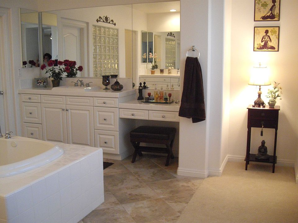 Master bath "Her' side
