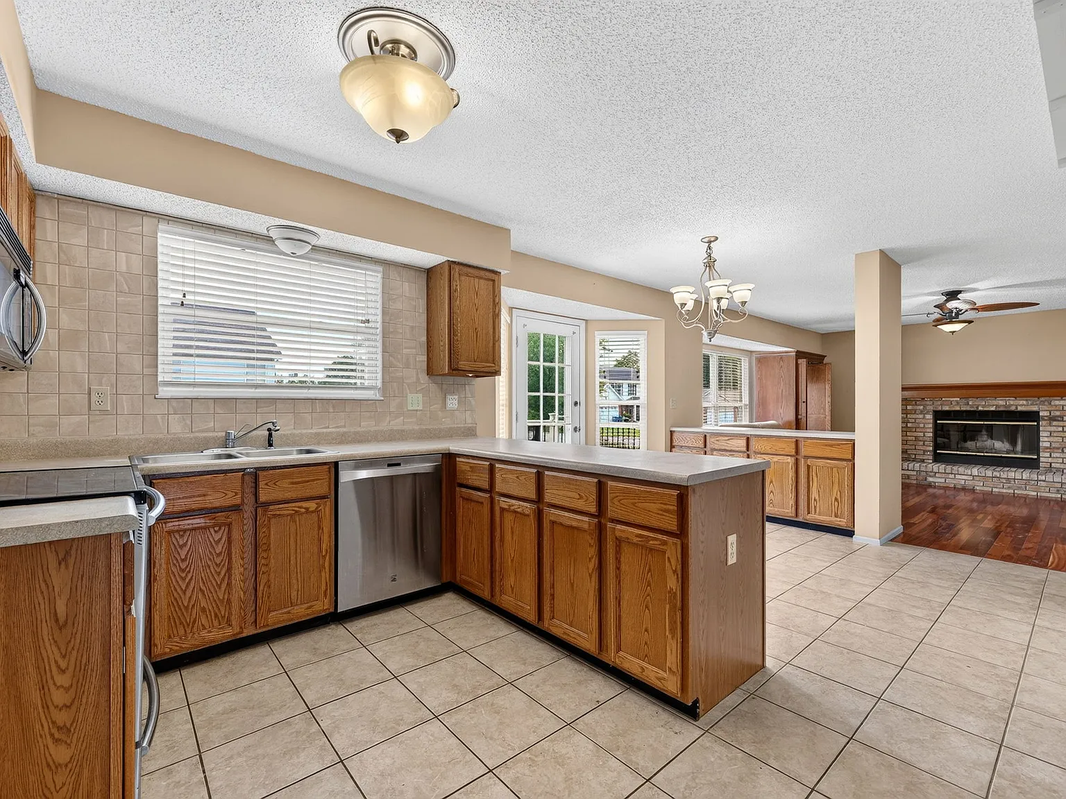 4 bed, 2.5 bath, 1796 sqft, $3,309 — Photo 3