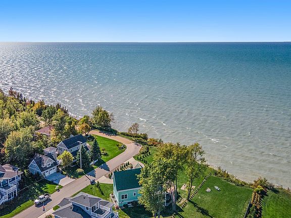 4th image of 653 Lake Shore Dr