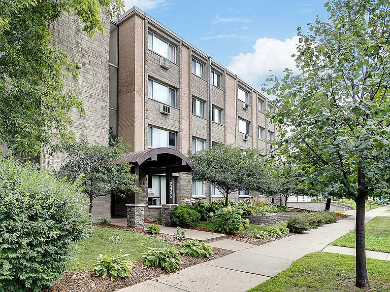 2435 Pillsbury Ave. S. — Photo 16