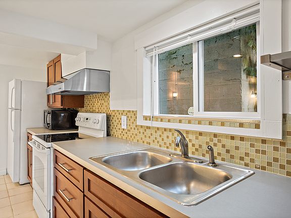 4th image of 2136 Alki Ave SW #102