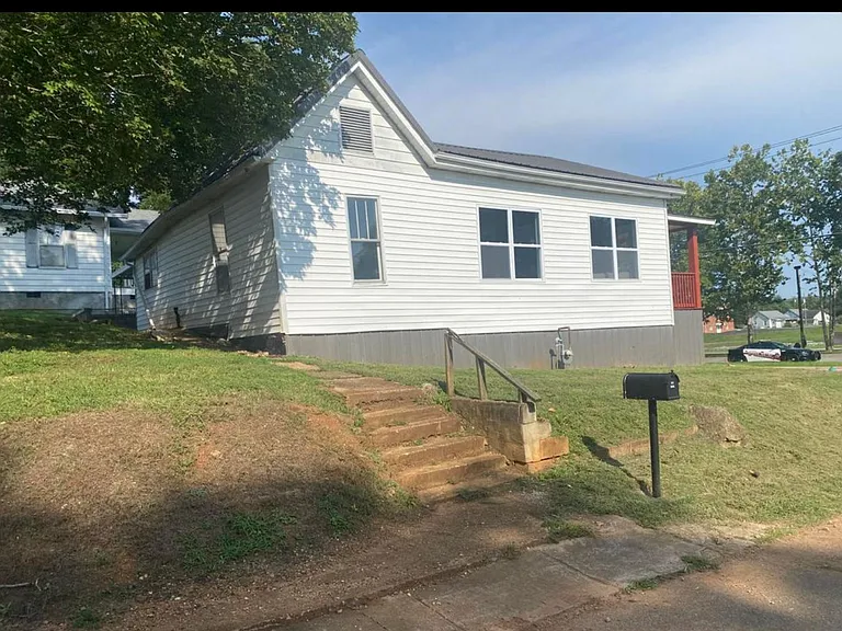 206 Ferry St — Photo 3