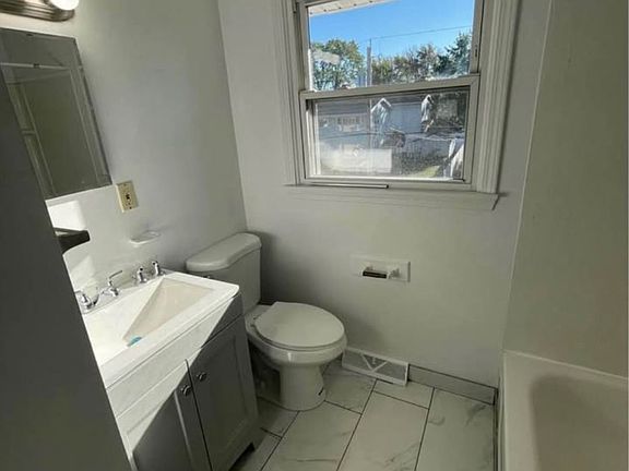 4th image of 209-211 Dexter Ave #2