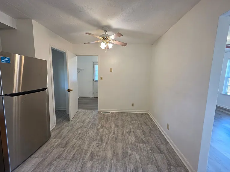 386 Elaine Dr — Photo 8