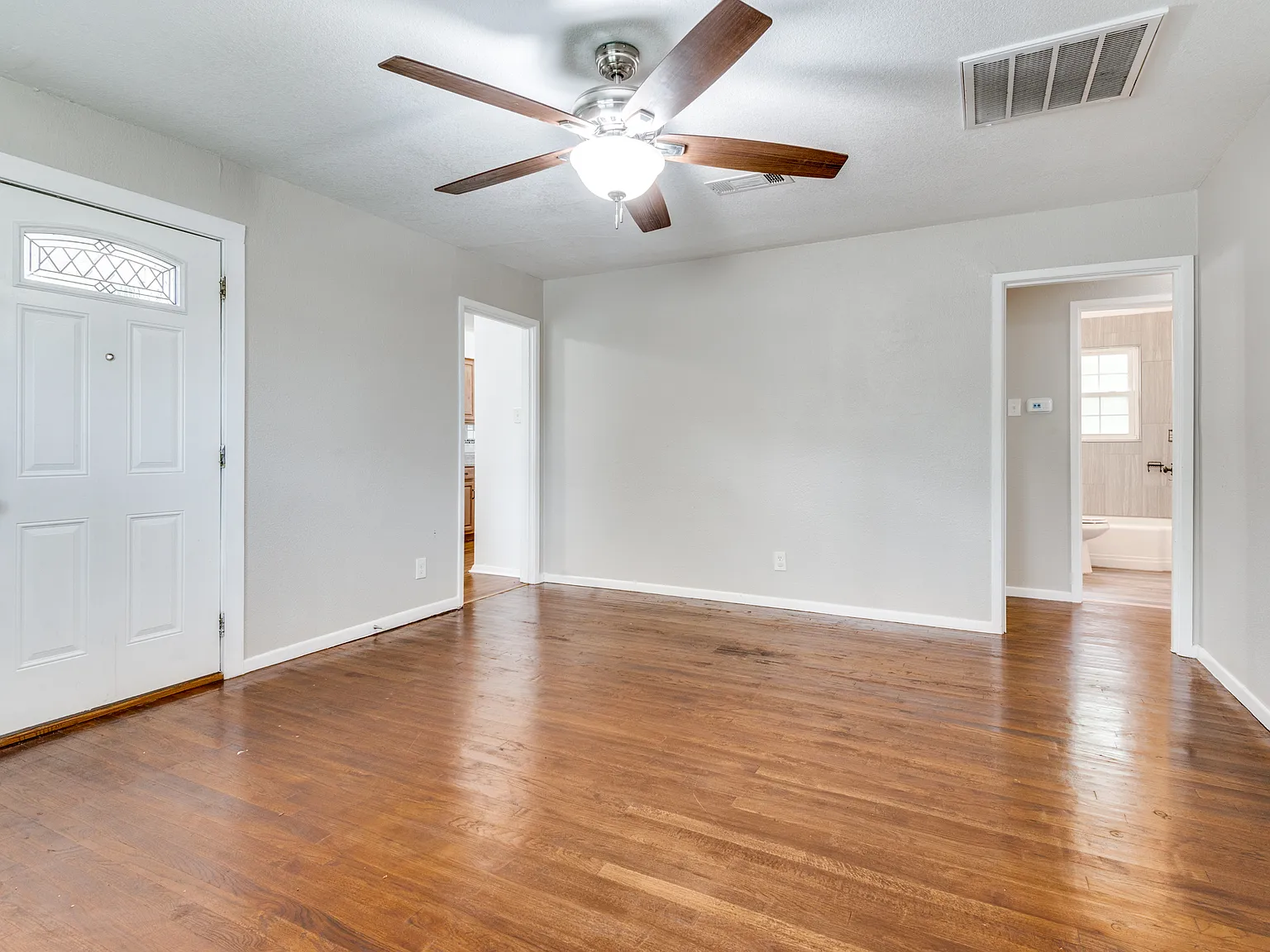 3 bed, 940 sqft, $1,975 — Photo 3