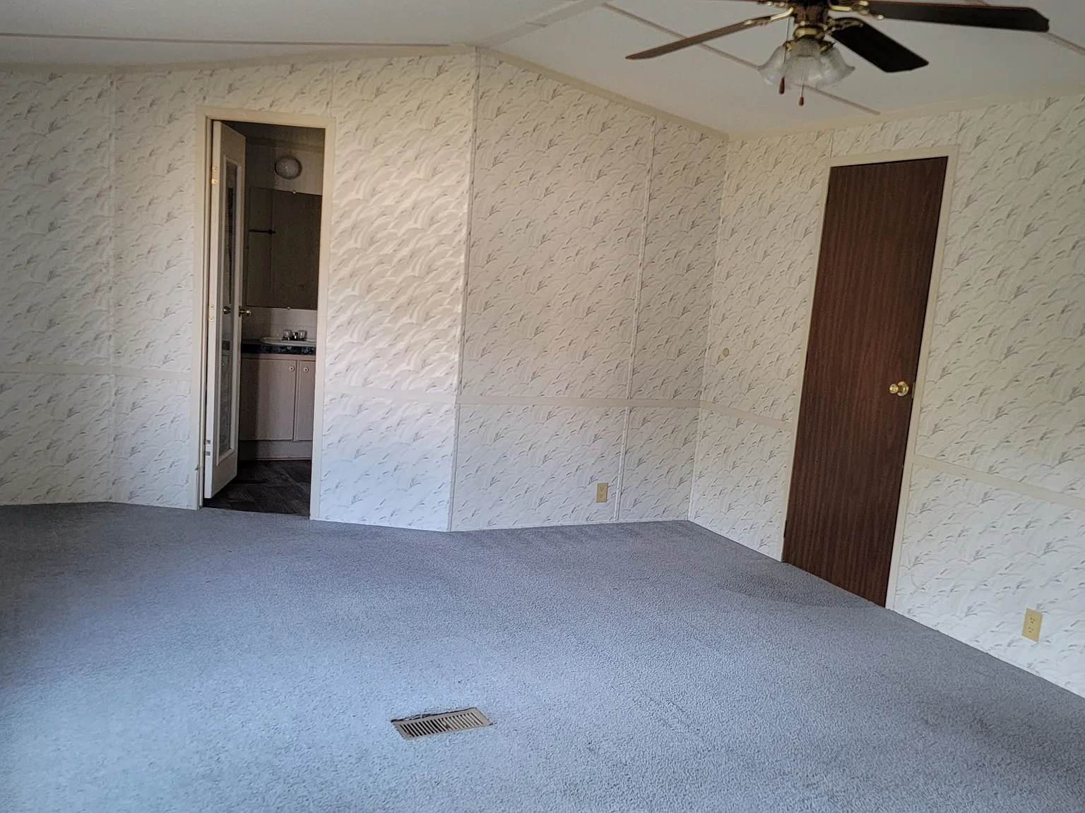 Hollywood MHP - Lot 7 — Photo 2