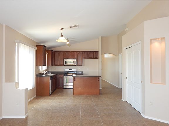 Kitchen / Dining Area