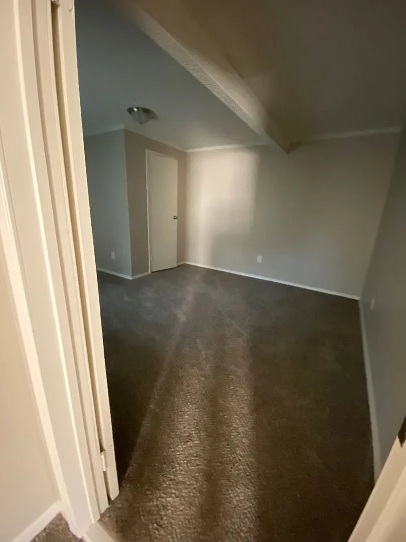 Spacious 3-Bedroom Split-Level Duplex on a Quiet Lee's Summit Cul-de-Sac — Photo 2
