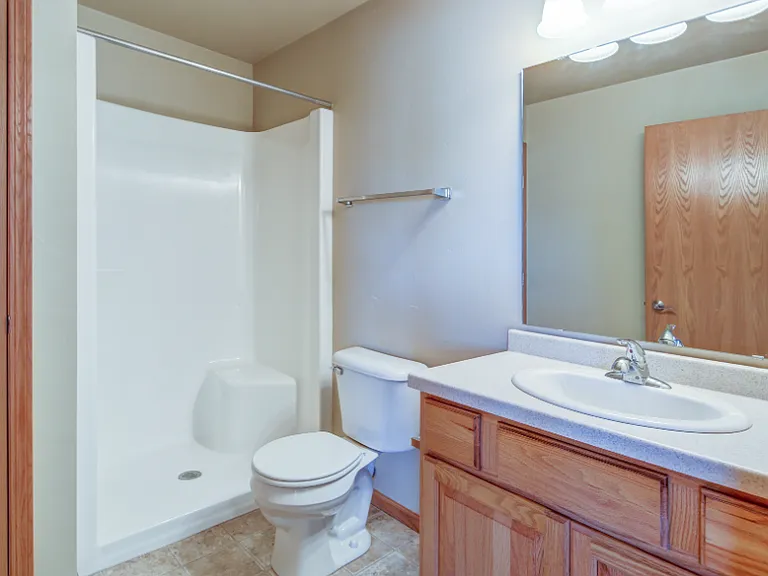 Ontario Road Apartment — Photo 6
