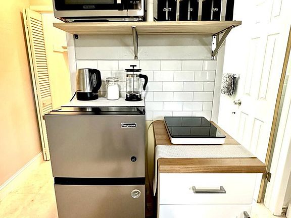 3rd image of 1040 SW 29th St #3