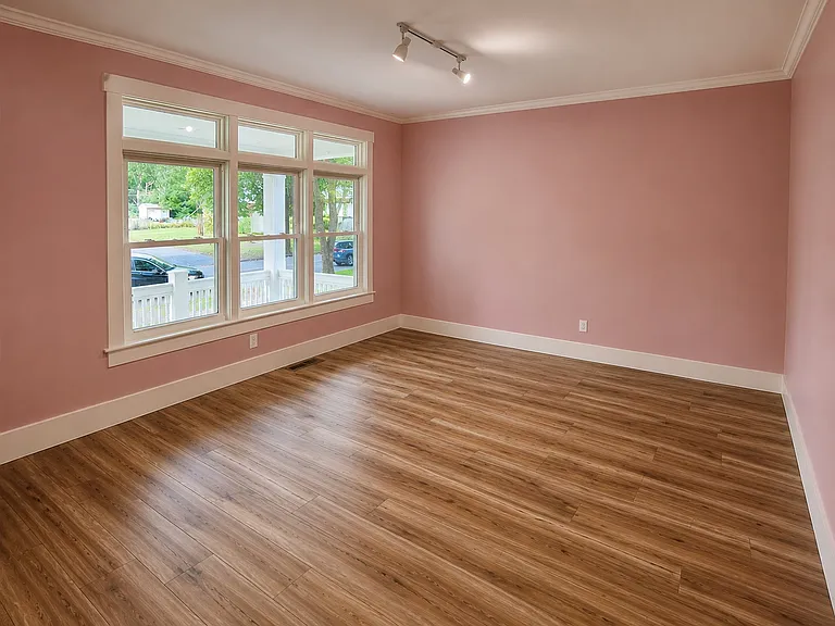 185 Columbia Ave — Photo 4