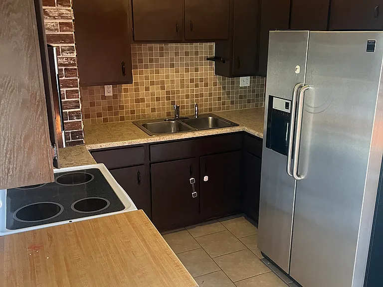 323 Carr St — Photo 3