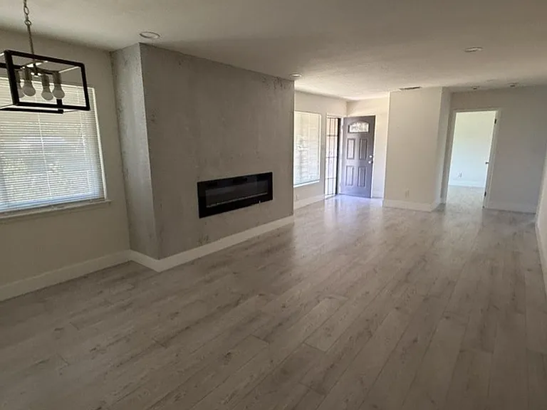 6820 Lincoln Oaks Dr — Photo 3