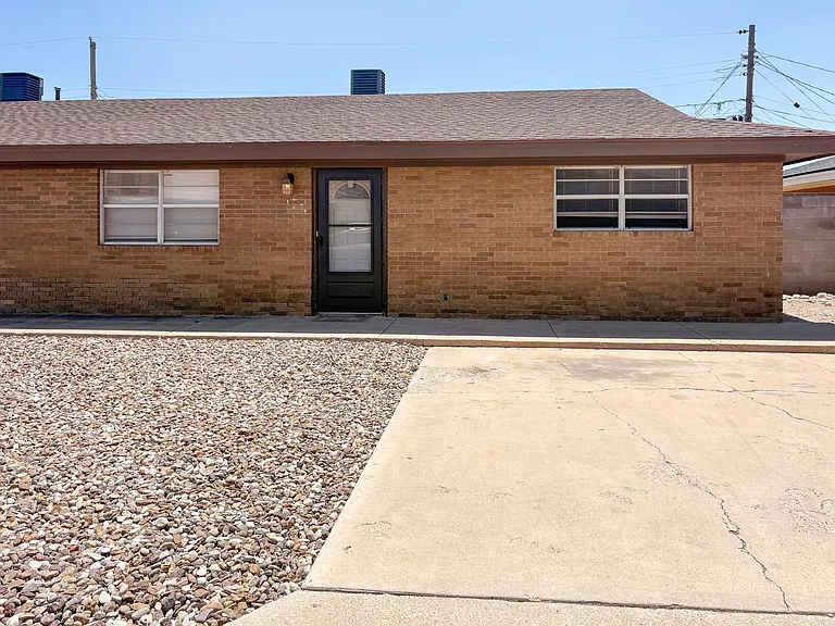519-521 E Sunset Cir — Photo 1