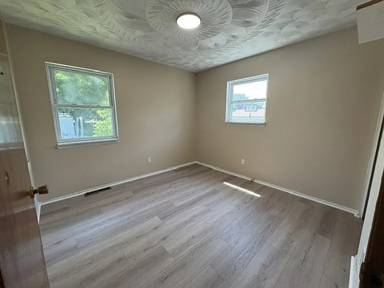 1383 Crestview Ave — Photo 7