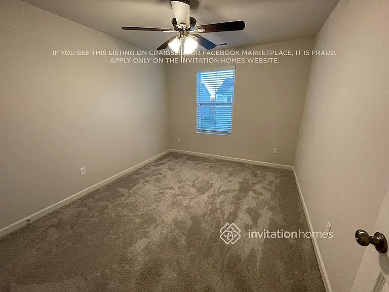 555 Torrey Pines Ln — Photo 7