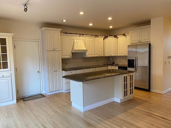 4th image of 451 W Parkside Dr