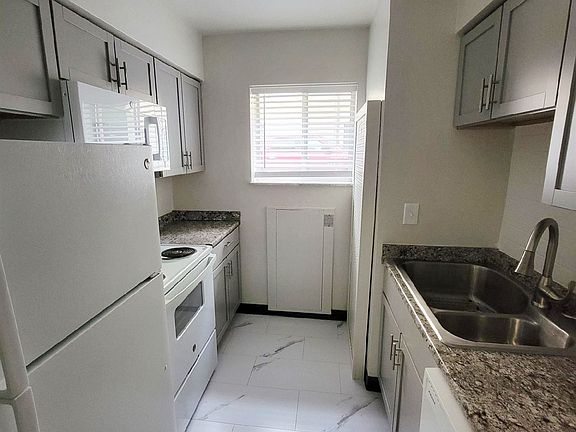Brightly Lit, Fully-equipped Kitchen
